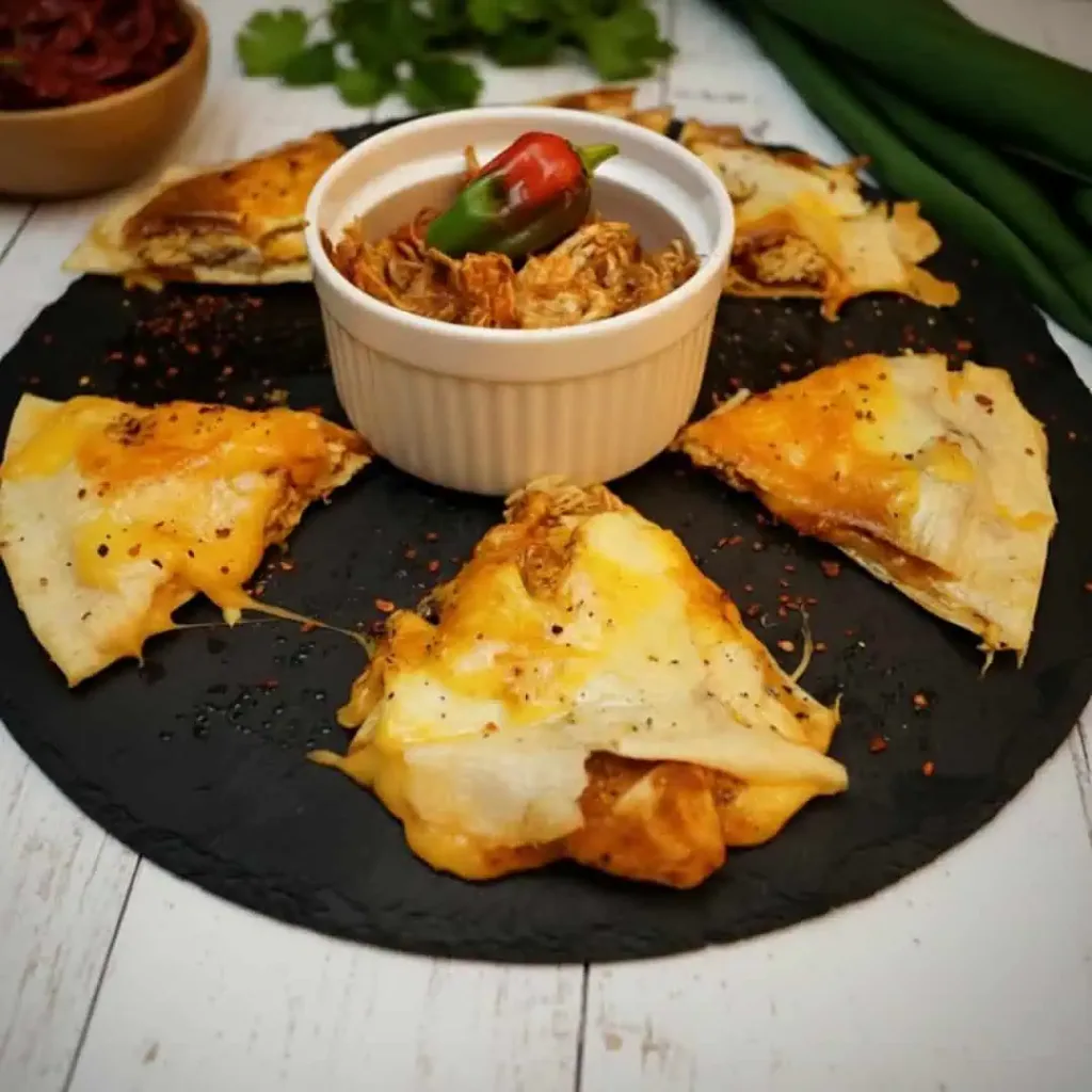 Keto Quesadillas mit shredded chicken (2)