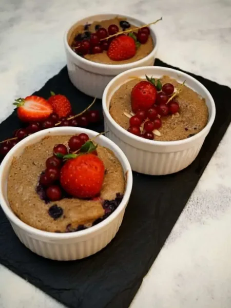 Saftiger Keto Tassenkuchen – High Protein & unglaublich lecker 5 Saftiger Keto Tassenkuchen – High Protein & unglaublich lecker Keto Tassenkuchen Pekannuss weiße Schoki Beeren (2)