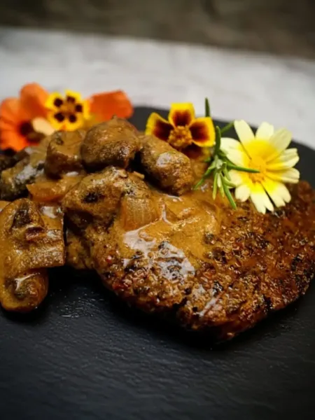 Zartes Steak mit cremiger Keto Pilzrahmsoße – High Protein Genuss 3 Zartes Steak mit cremiger Keto Pilzrahmsoße – High Protein Genuss Steak Pilzrahmsoße