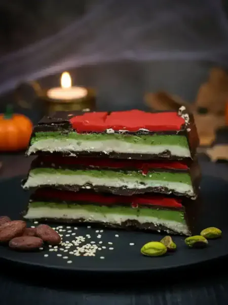 Halloween-Schokolade-Sesam-Pistazie-Keto Schokolade, gefüllte Schokolade, zuckerfrei, KetoChameleons