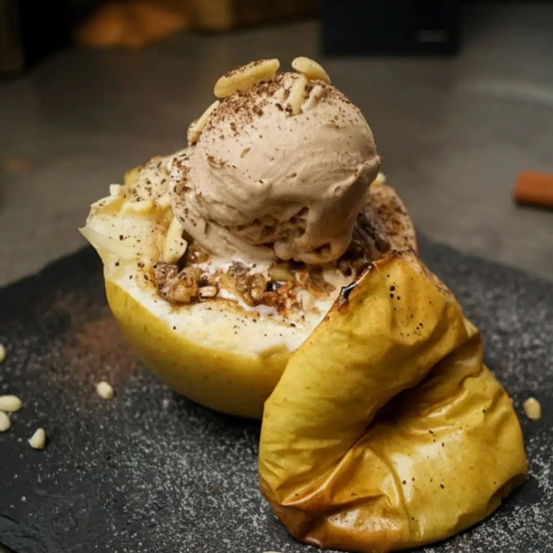 Keto Bratapfel1 Unsere Cracker sind super knusprig, einfach in der Herstellung und lassen sich leicht abwandeln. Dazu liefern sie viel Protein und sind ein super Snack für unterwegs.