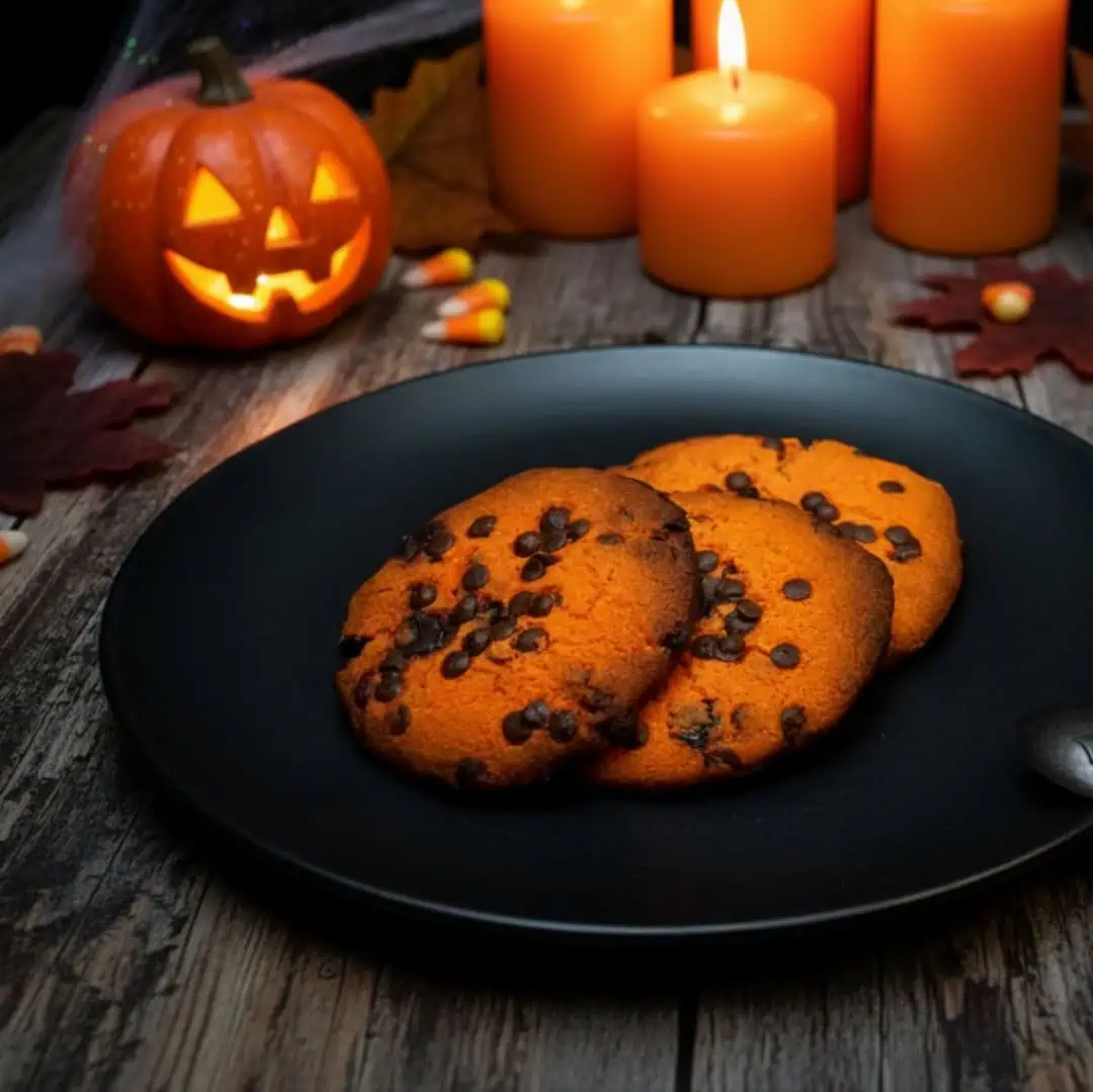 Keto Chocolate Chiue Cookies Halloween 1 Keto Chips selber machen: knusprige Cheese Pops & herzhafte Salami Chips – Low Carb Snack, einfach, schnell & perfekt zum Knabbern ohne Kohlenhydrate.