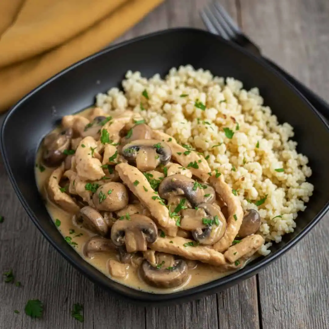 Keto Hühnernudeln – Keto Nudeln aus Hühnerbrust – High Protein 3 Keto Hühnernudeln – Keto Nudeln aus Hühnerbrust – High Protein Keto Geschnetzeltes Zuercher Art High Protein 1 Diese Keto Hühnernudeln bestehen aus Huhn und schmecken wie echte Nudeln. Sie sind super vielseitig und eine Proteinbombe. Dabei sind sie schnell gemacht und lassen sich gut gefrieren.