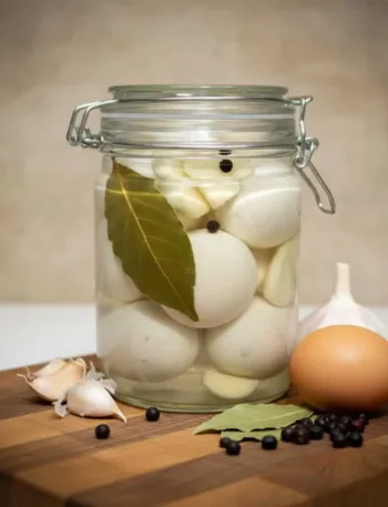 Keto Pickled Eggs – würzige Soleier ohne Zucker, britischer Pub-Klassiker neu interpretiert 10 Keto Pickled Eggs – würzige Soleier ohne Zucker, britischer Pub-Klassiker neu interpretiert Pickled Eggs - Soleier Keto