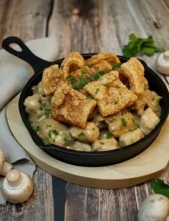 Crispy Keto Chicken & Mushroom Pie – cremig, würzig & High Protein 30 Crispy Keto Chicken & Mushroom Pie – cremig, würzig & High Protein Chicken & mushroom Pie ohne Teig