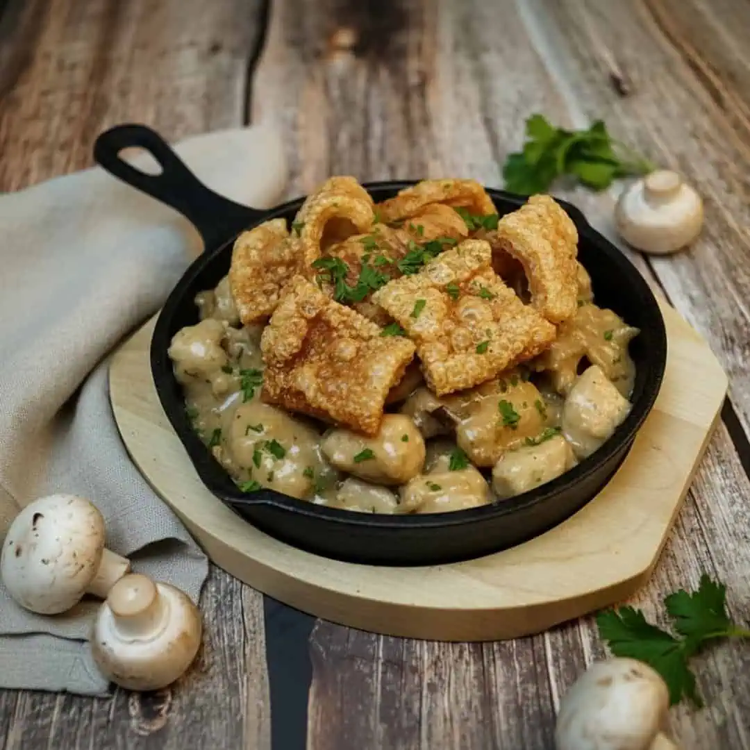 Chicken mushroom Pie ohne Teig Cremiges Keto Camembert Sandwich mit Proteinbrot, Speck und Preiselbeeren. Schnell, aromatisch und perfekt für ein herzhaftes High-Protein Meal.