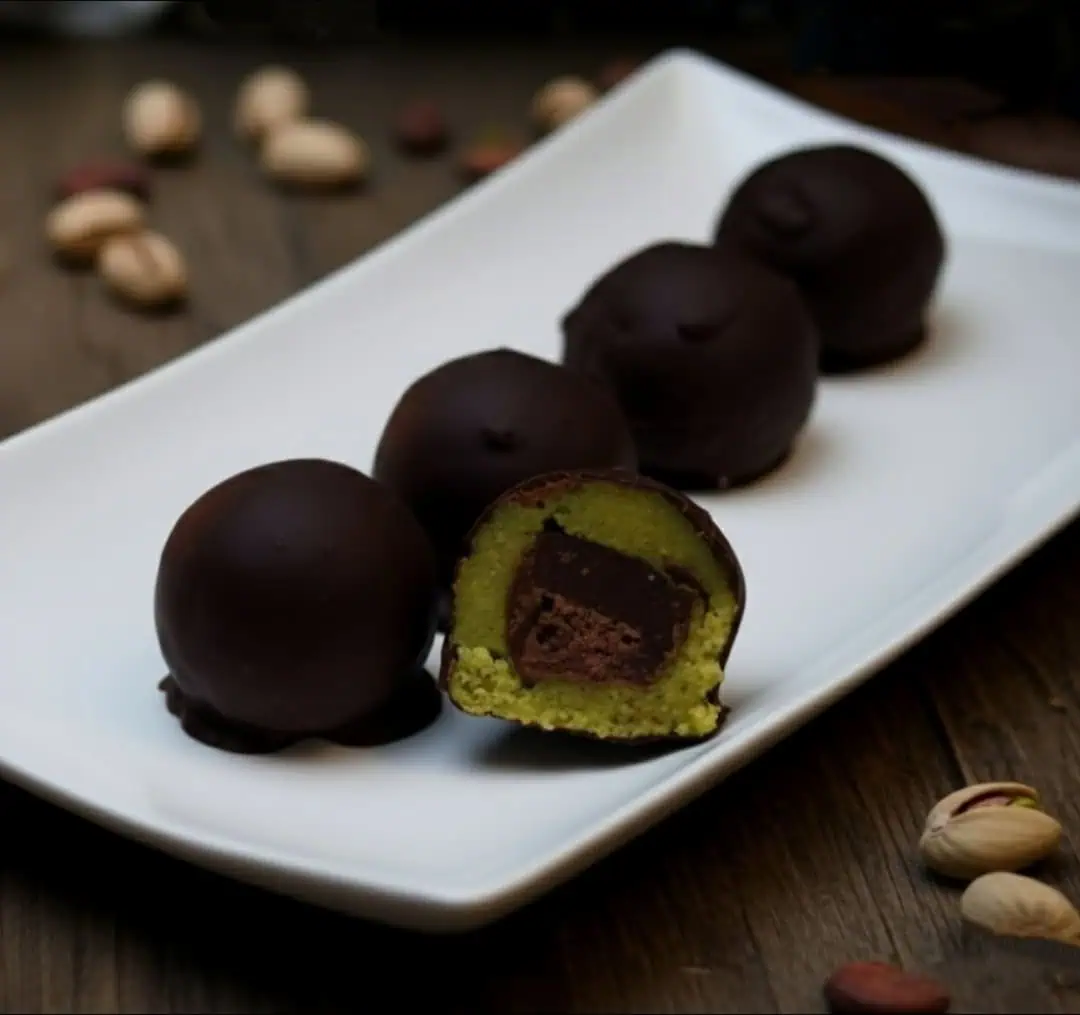 Keto Mozartkugeln 2 Diese gefüllte Keto Schokolade, ist mit einer weißen Schokoladencreme gefüllt. Diese haben wir verschieden aromatisiert. Sie ist wirklich schnell gemacht und lässt sich sehr gut einfrieren. Genau das Richtige für den süßen Zahn, an Ostern.