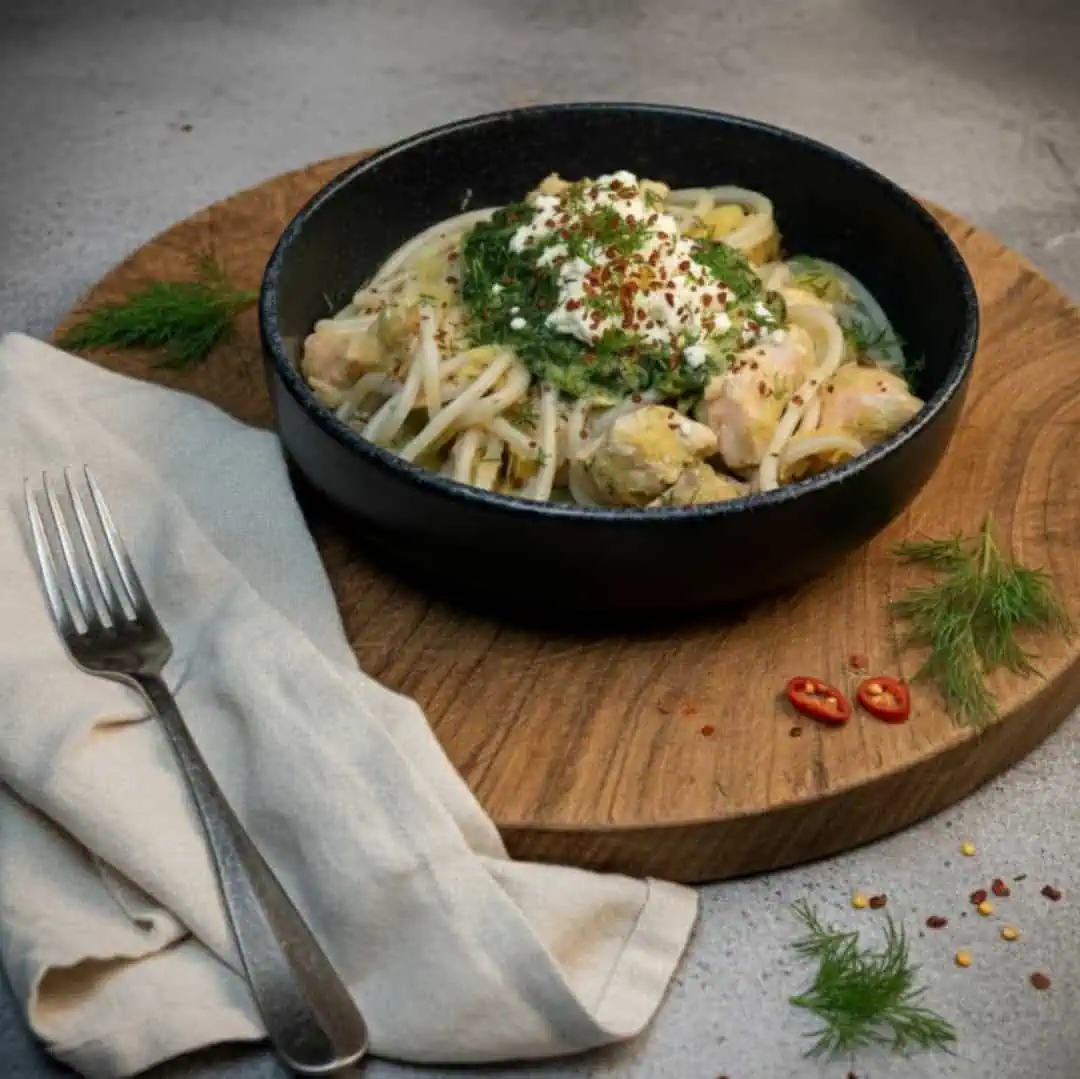 Keto Spinat Lachs Nudeln 1 Keto Hühnchen in Sesam-Pekanuss-Kokossoße – asiatisch inspiriert, cremig, würzig und mit feiner Schärfe. Gesundes Low-Carb-Rezept für aromatischen Genuss, ideal für die ketogene Ernährung.