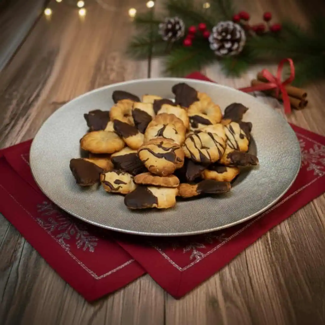 Keto Spritzgebaeck Unsere Cracker sind super knusprig, einfach in der Herstellung und lassen sich leicht abwandeln. Dazu liefern sie viel Protein und sind ein super Snack für unterwegs.