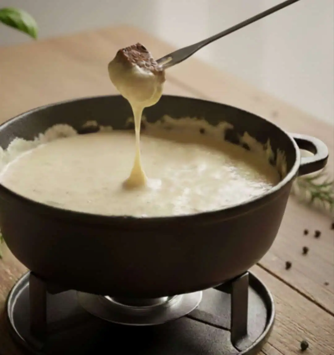 Carnivores Kaesefondue 1 Keto Halloween Nachtisch mit Götterspeise, Vanille Panna Cotta und Himbeersoße. Gruselig lecker, cremig und Low Carb – ein Halloween Dessert mit Wow-Effekt!