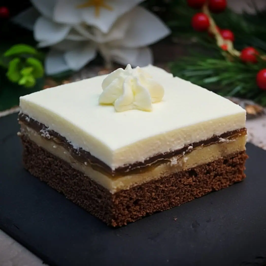 Keto Dominotorte Unsere Cracker sind super knusprig, einfach in der Herstellung und lassen sich leicht abwandeln. Dazu liefern sie viel Protein und sind ein super Snack für unterwegs.