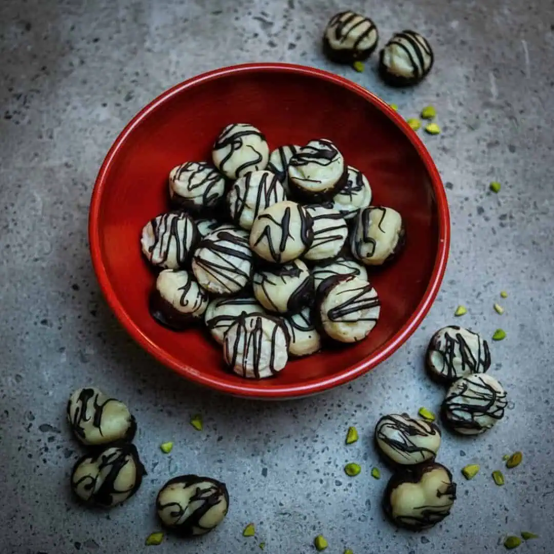 Keto Pistazien Toffee Praline Cremiges Geschnetzeltes Zürcher Art mit Hühnchen – High Protein, Low Carb & super einfach! Mit körnigem Frischkäse statt Sahne für extra Eiweiß. Perfekt zu Blumenkohlreis.