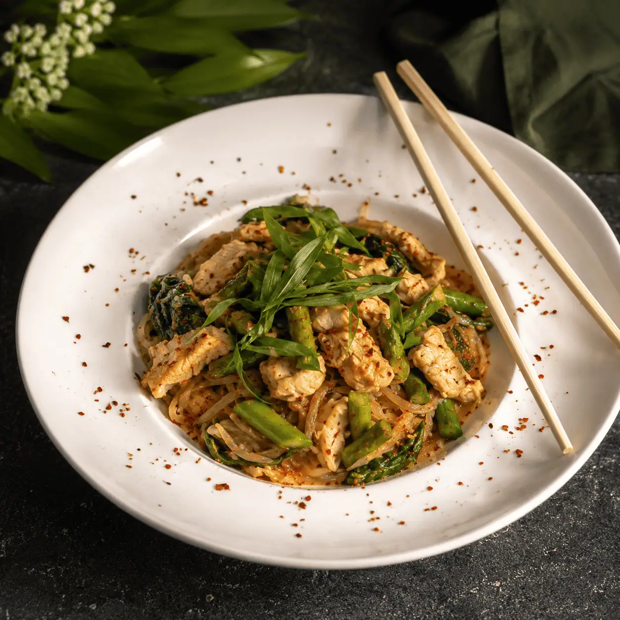 Asiatische Keto Frühlingspfanne, Spargel, Hühnchen, Bärlauch, KetoChameleons
